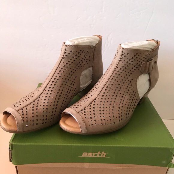 Earth Kerry Nubuck Perforated Peep-Toe Booties, size 12 - Picture 5 of 7